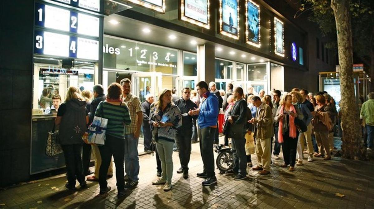 Cues front davant un local multisales a la Festa del Cine d’octubre del 2014.