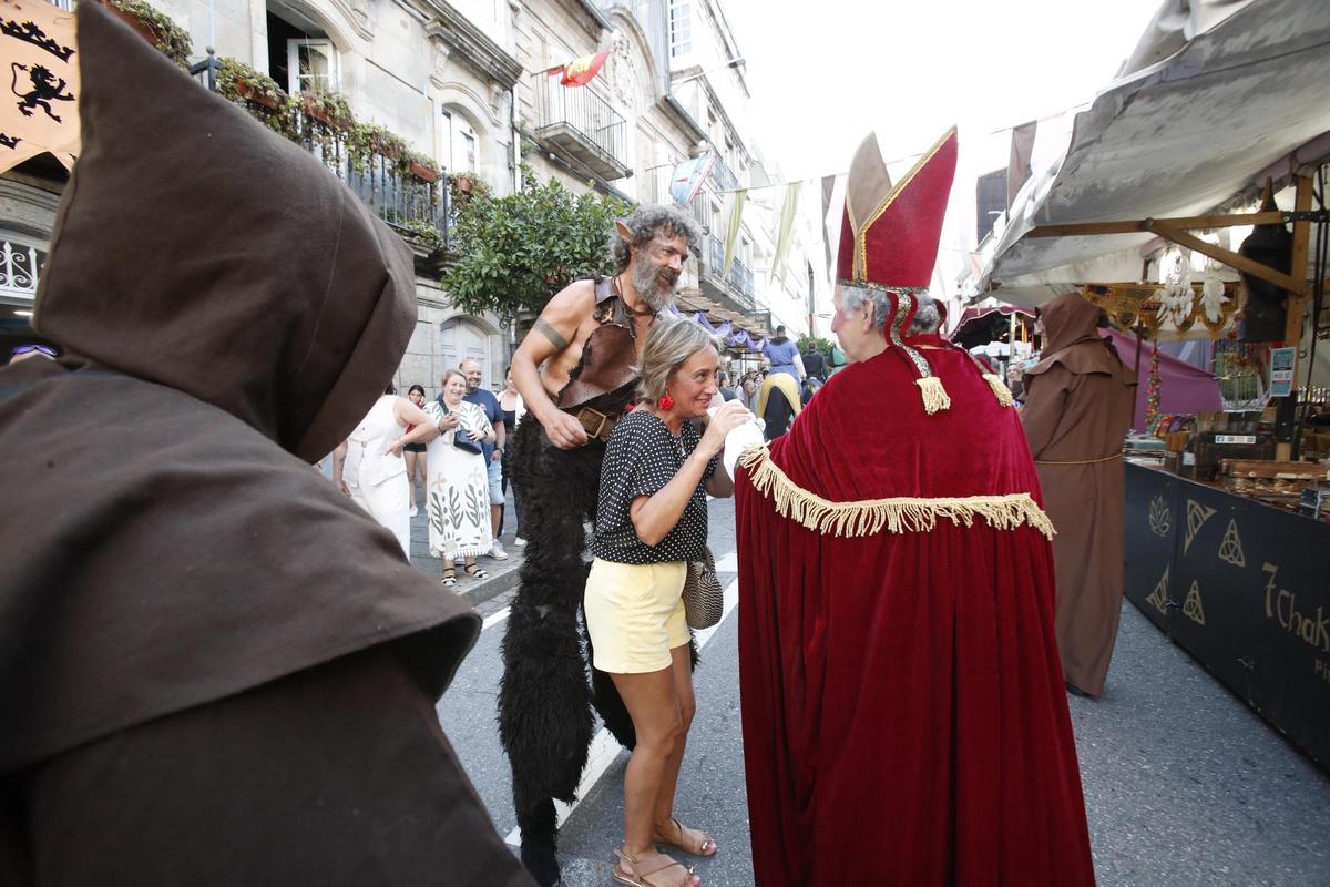 El arzobispo Berenguel de Landoira, representado por Serafín Marco, en la Feira Medieval de Noia.