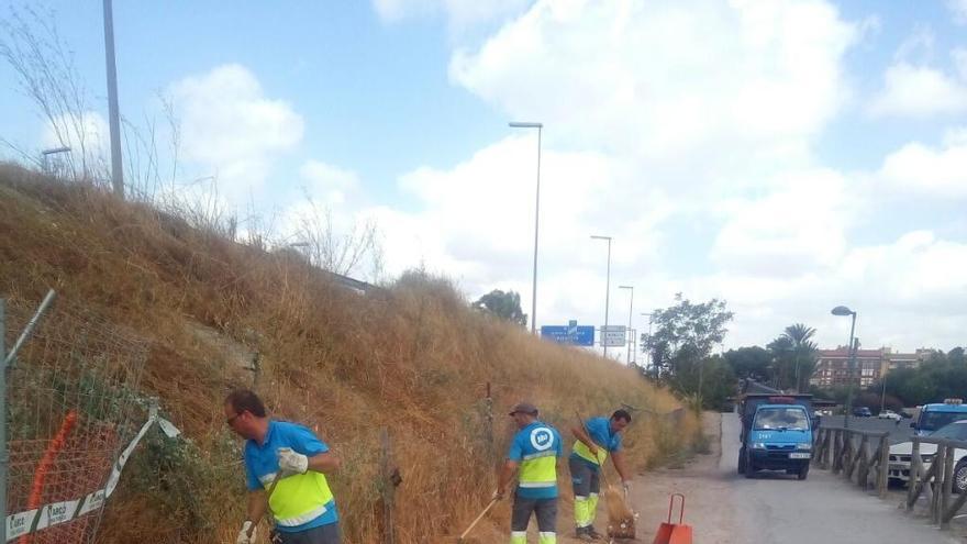 Operarios realizando la limpieza