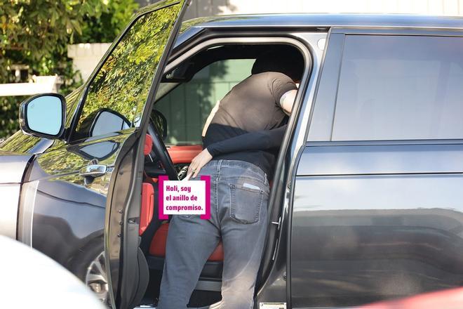 Ben Affleck y Jennifer Lopez besándose en el coche