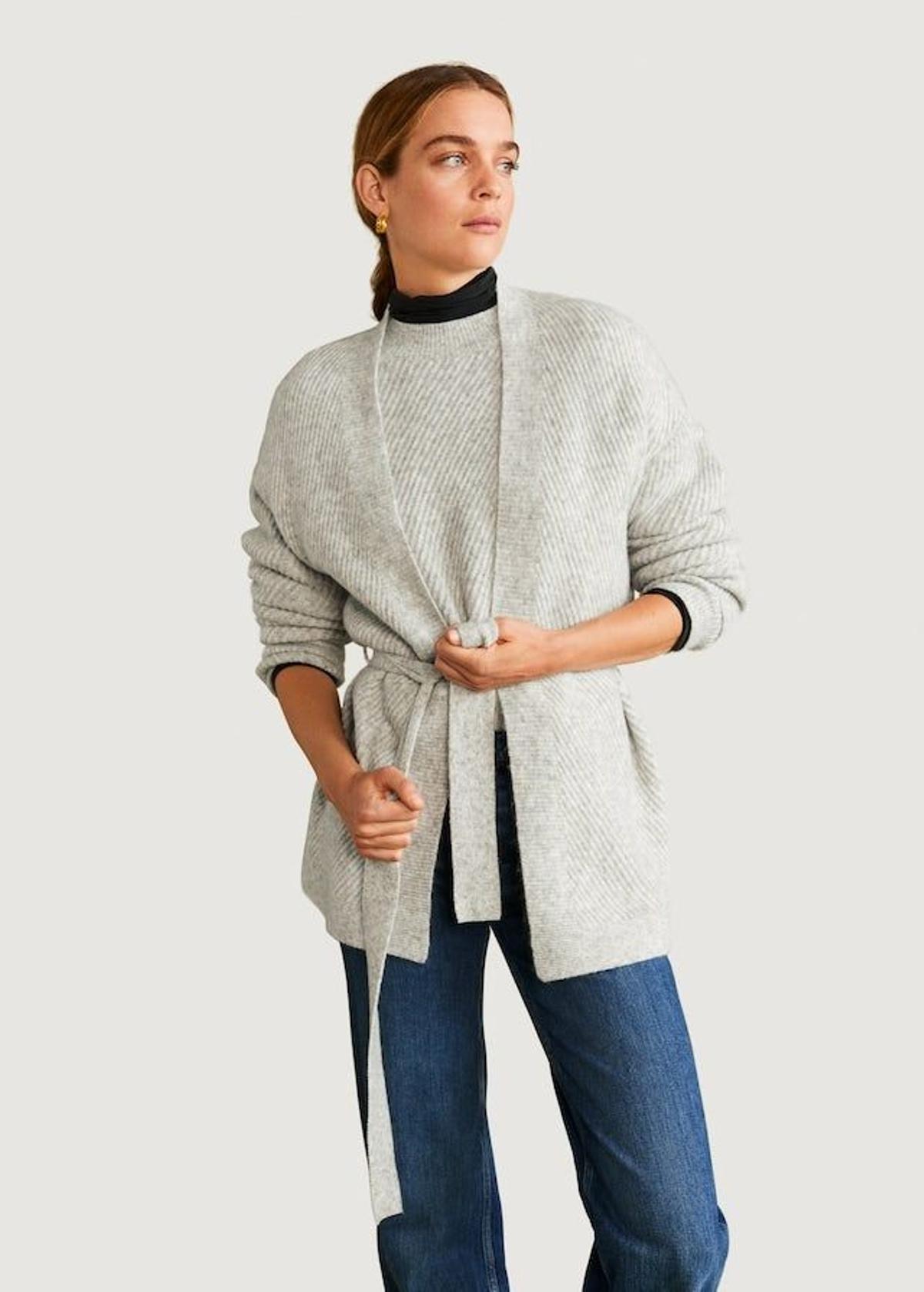 Chaqueta gris con lazada de Mango