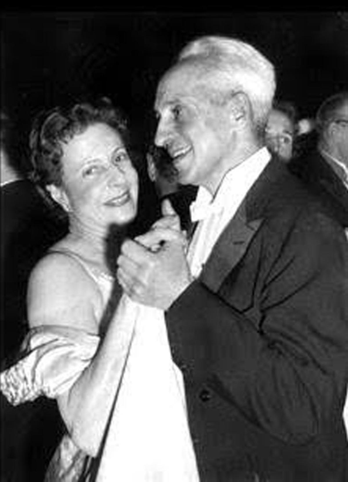 Arriba, la pareja, durante una celebración. En el centro, el Nobel y su esposa, paseando por Luarca. Abajo, ambos bailan en la gala de entrega de los premios Nobel.