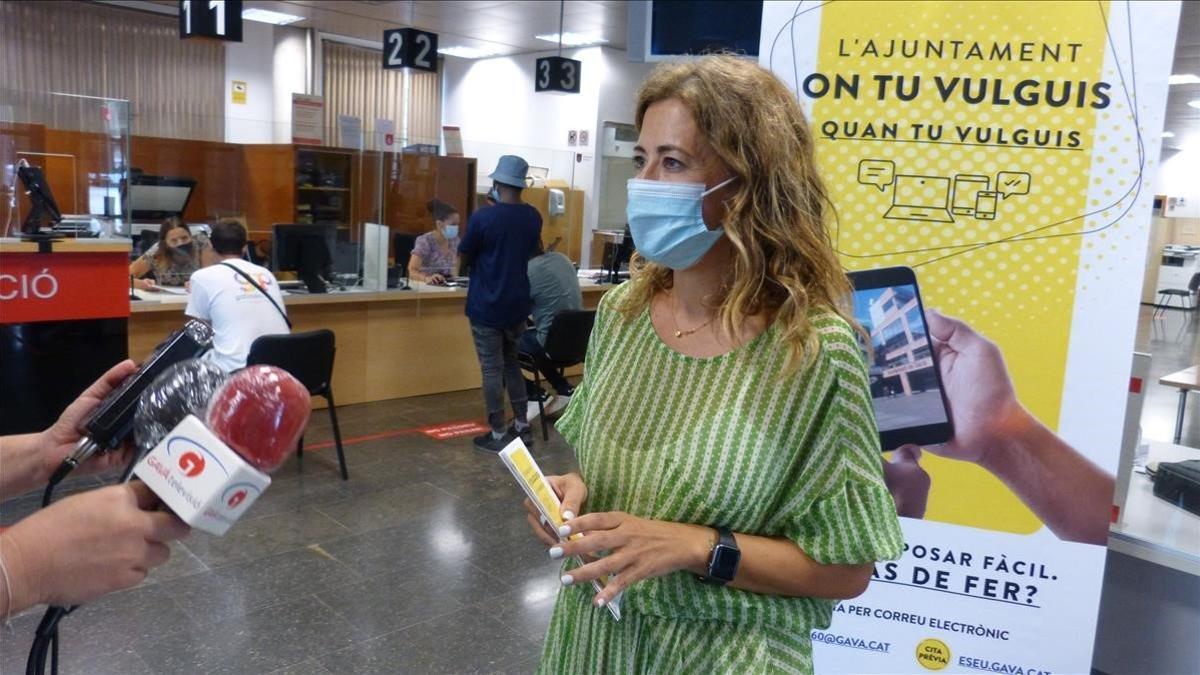 La alcaldesa de Gavà, Raquel Sánchez, durante la presentación del nuevo servicio