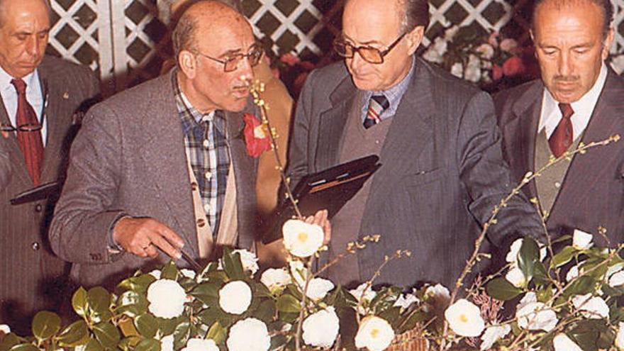 Odrizola, con camisa a cuadros, con sus amadas camelias.  // FDV