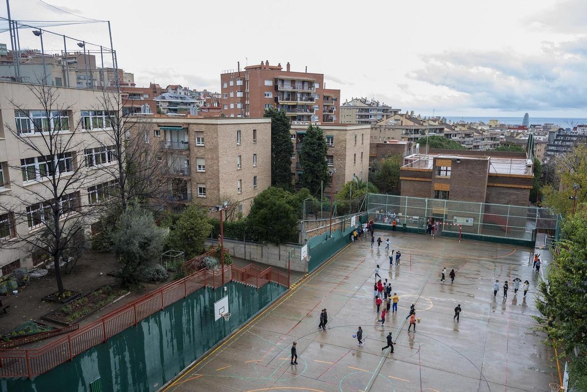 Niños jugando en un patio de un colegio en Barcelona.
