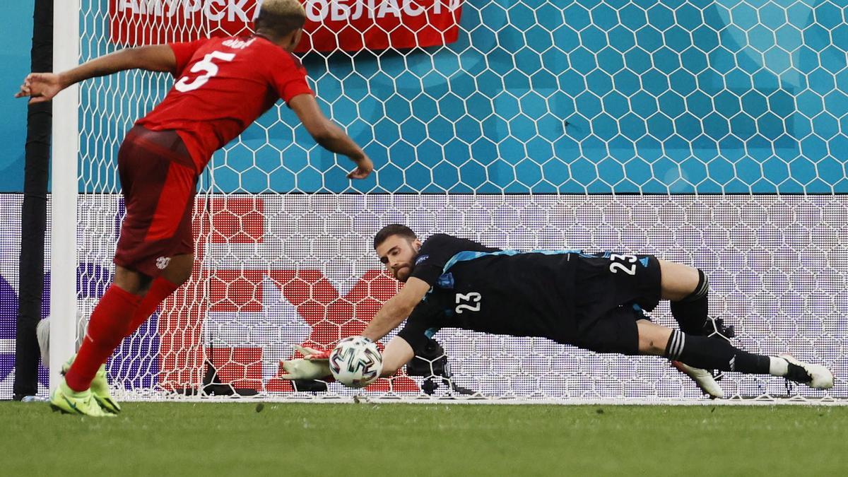 Unai Simón le detiene un penalti a Akanji en la tanda del España-Suiza.