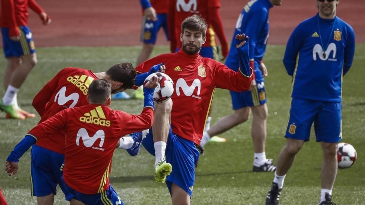 Julen Lopetegui observa un ejercicio de varios jugadores durante un entrenamiento en Las Rozas