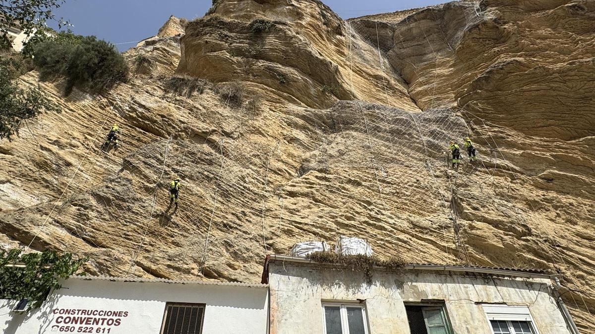 La Diputación de Córdoba acomete de urgencia la estabilización de los bloques rocosos de Tajos del Coso, en Iznájar.