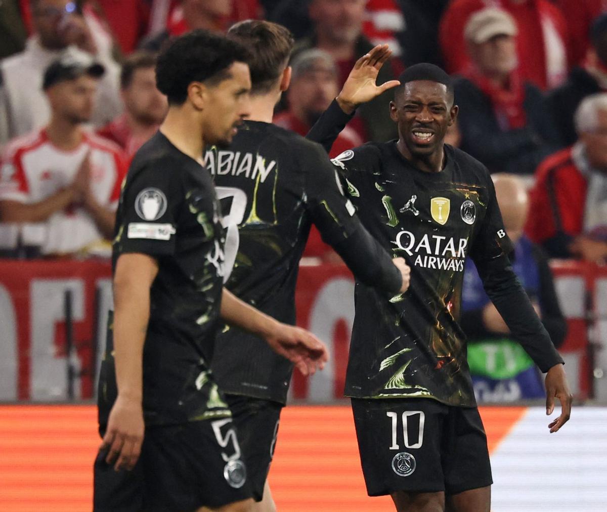 Fabián Ruiz felicita Ousmane Dembélé després que marqués el 0-1 en els compassos inicials. | FRANCK FIFE / AFP