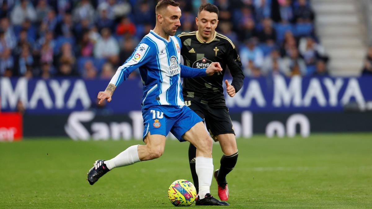 Darder inicia una jugada de ataque del Espanyol ante Iago Aspas.