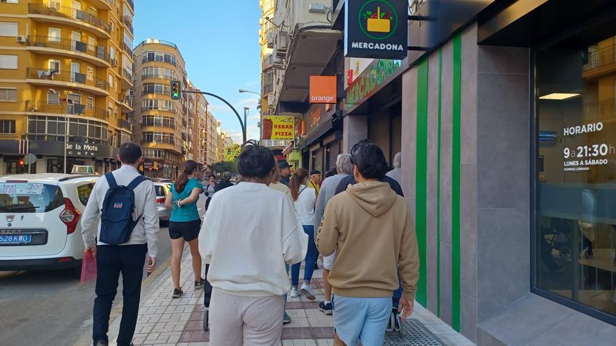 Colas para ver el nuevo Mercadona de la calle Mármoles