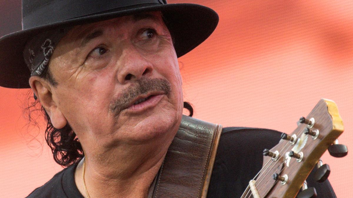 El guitarrista Carlos Santana, evacuado en camilla tras desmayarse en pleno concierto en Michigan
