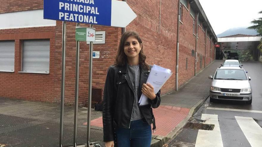 Xana Menéndez, a la entrada del Hospital de Arriondas, ayer.