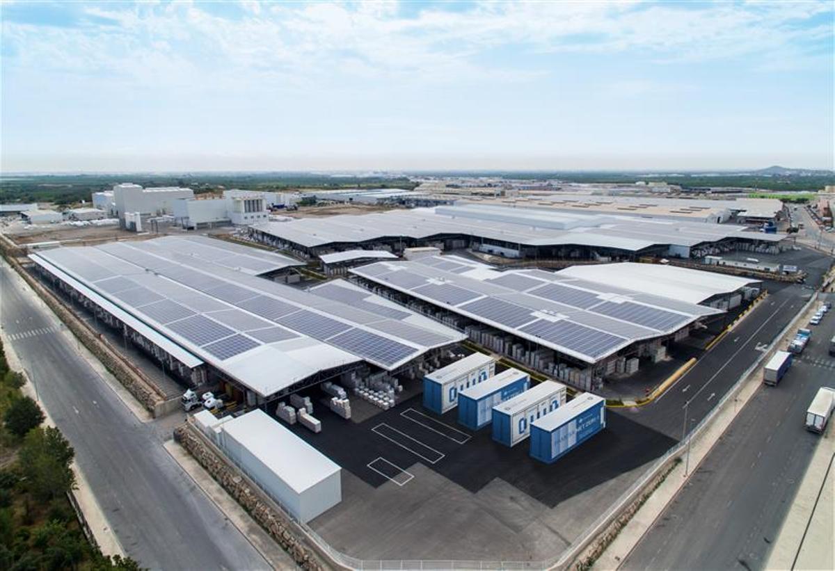 Recreación de la planta de autoconsumo solar que Umbrella desarrolla para Pamesa.