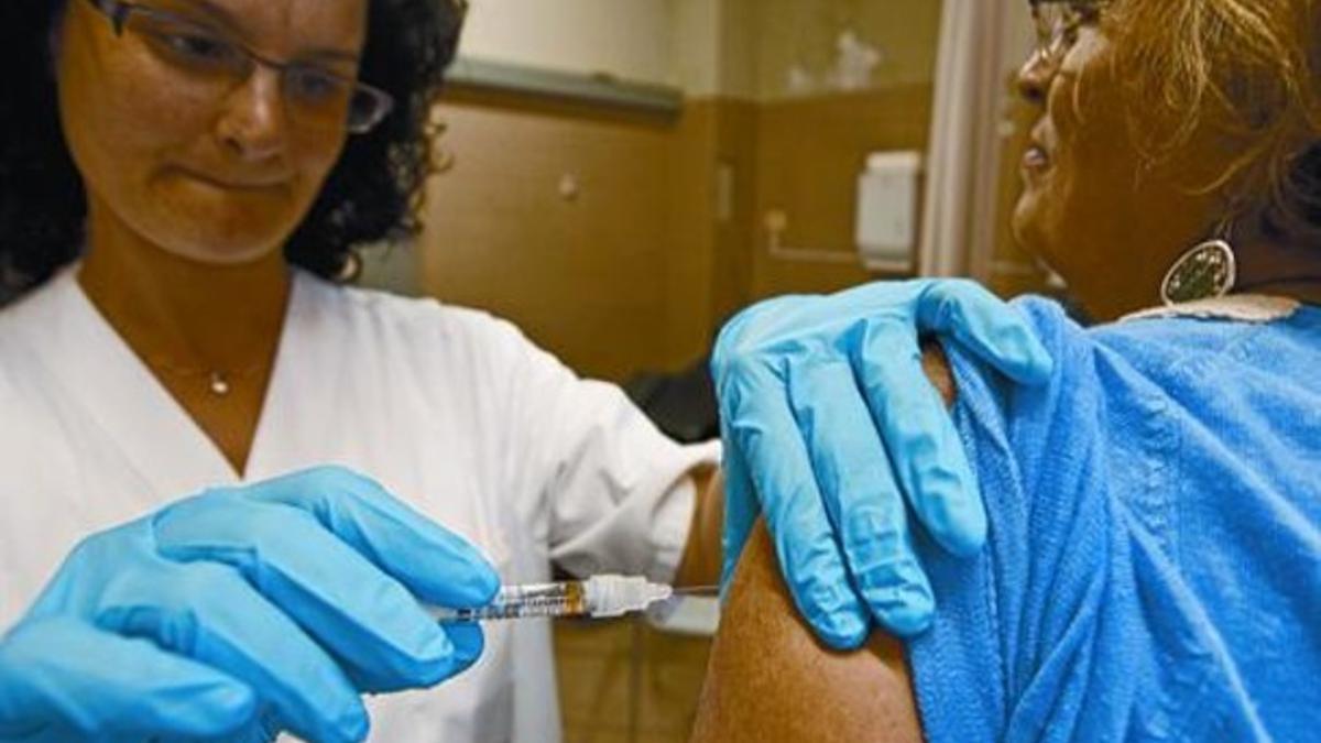Vacunación contra la gripe en el CAP Raval Nord de Barcelona, en enero del año pasado.
