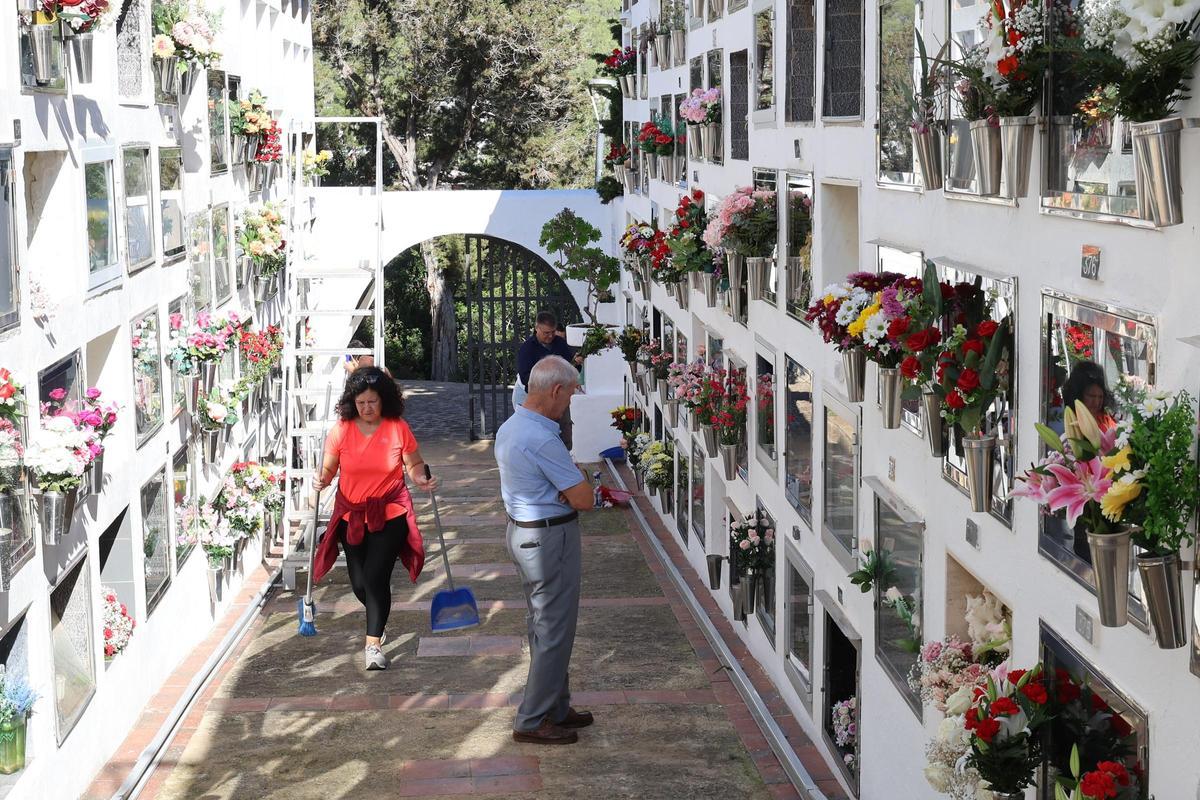 Todas las fotos del día de Tots Sants en los cementerios de Ibiza