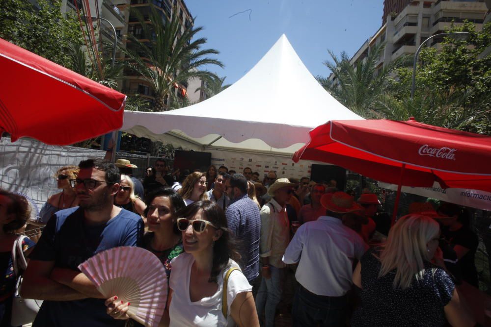 Políticos de diverso color visitan el tradicional racó junto a la plaza de los Luceros