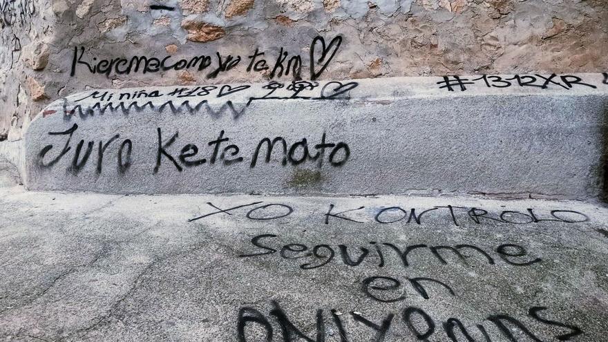 Investigados por llenar una ermita de Pliego del siglo XVIII de grafitis: &quot;Juro ke te mato&quot;