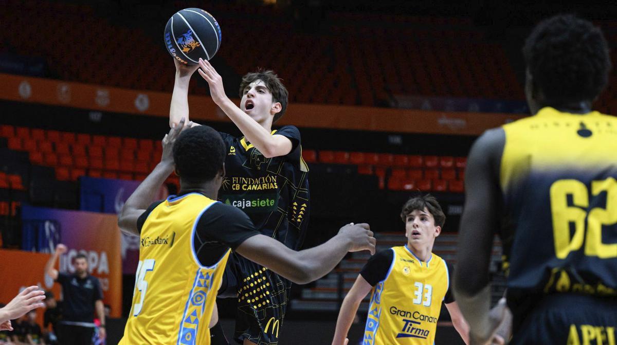 Manuel Machado entra a canasta frenado por la defensa amarilla.  | CBC