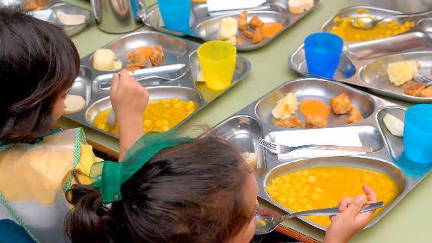 Niños almorzando en un comedor escolar de Gran Canaria.