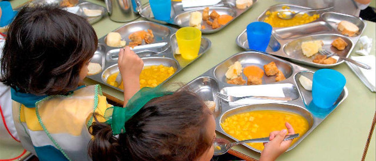 Niños almorzando en un comedor escolar de Gran Canaria.