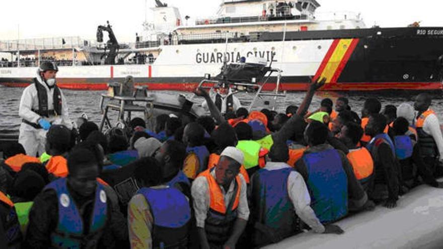 La Guardia Civil rescata a 917 inmigrantes cerca de Lampedusa.