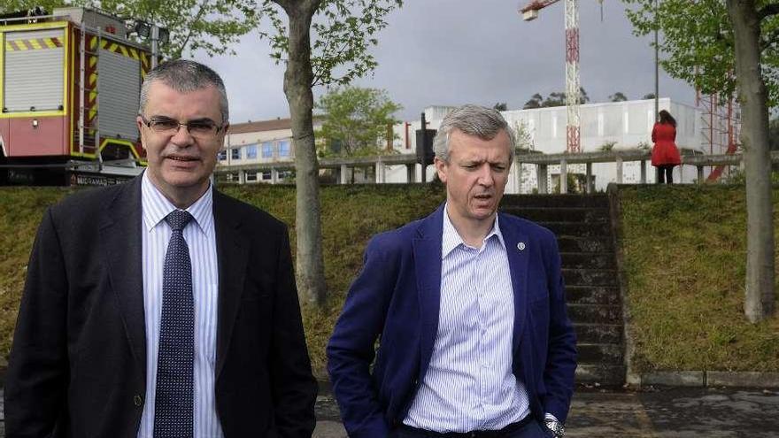 Director de la Agasp y vicepresidente de la Xunta, ayer, con el edificio de la Axega detrás. // Bernabé / J. Lalín