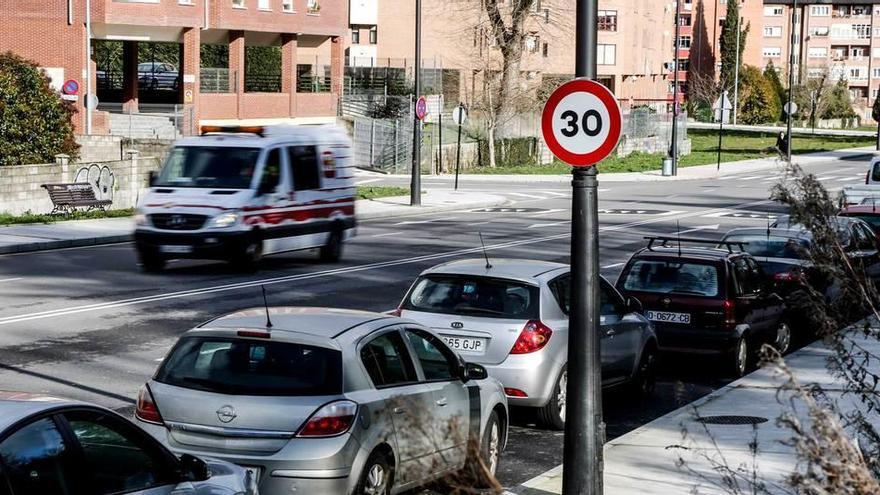 La avenida Presidente Adolfo Suárez, con una señal que limita la velocidad a 30 kilómetros por hora.