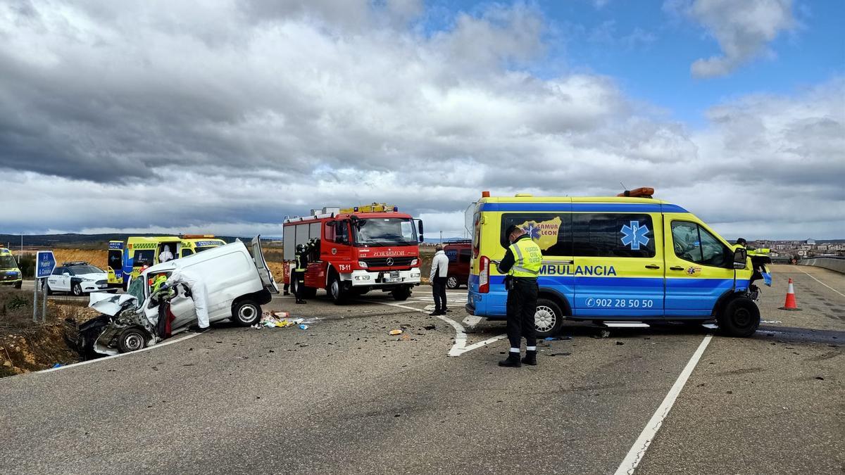 Estado en el que quedó la furgoneta tras chocar con la ambulancia.