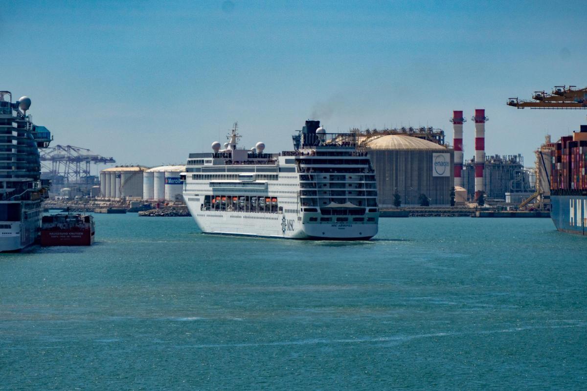 Die MSC Armonía verlässt den Hafen von Barcelona.