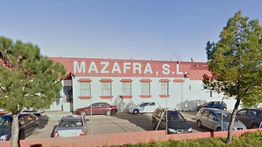 Herido tras precipitarse desde la cabina de un camión en el matadero de Zafra