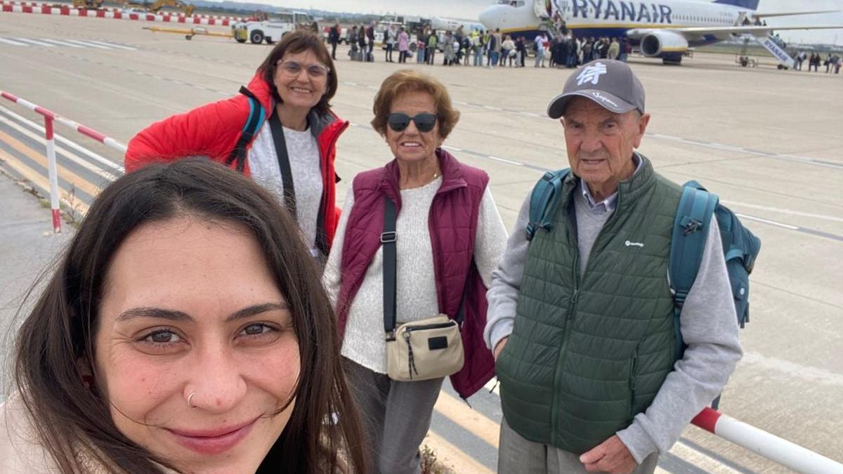 La familia, al tomar el vuelo de ida, antes de sufrir todos los problemas.