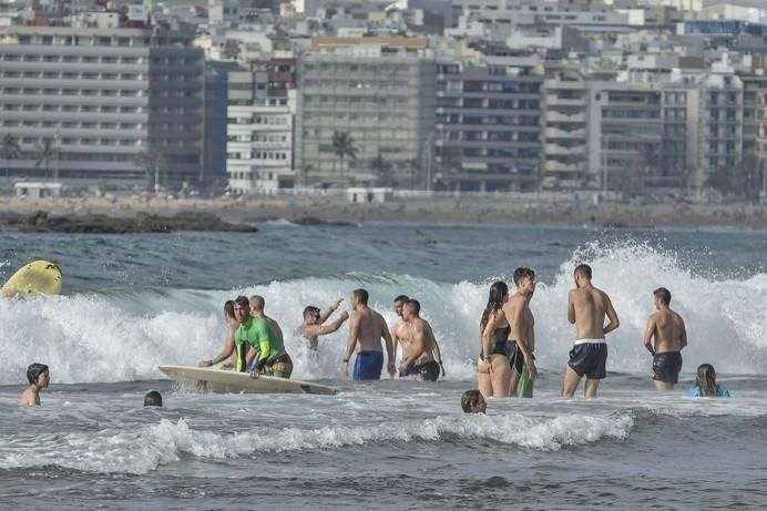 LAS PALMAS DE GRAN CANARIA A 21/06/2017. La Agencia Estatal de Meteorología (Aemet) ha decretado el aviso amarillo por altas temperaturas para este jueves, 22 de junio en Gran Canaria. Playa de Las Canteras. FOTO: J.PÉREZ CURBELO