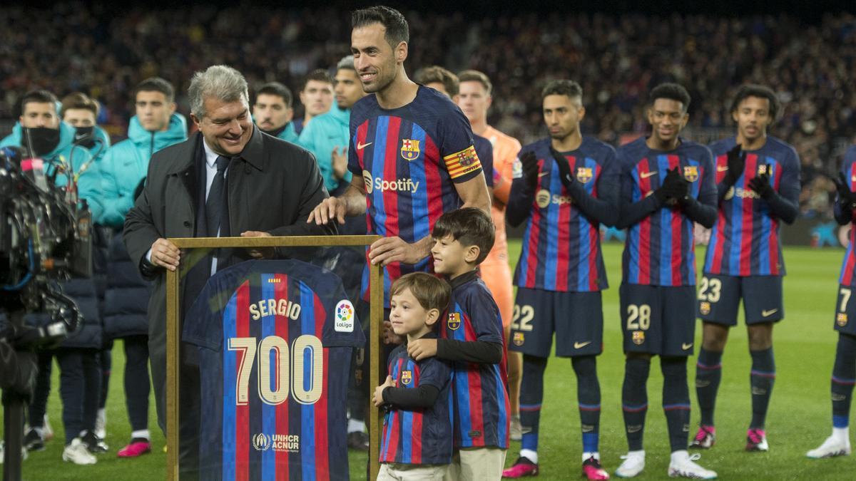 Busquets homenajeado por la institución azulgrana al superar los 700 partidos con la camiseta del Barça