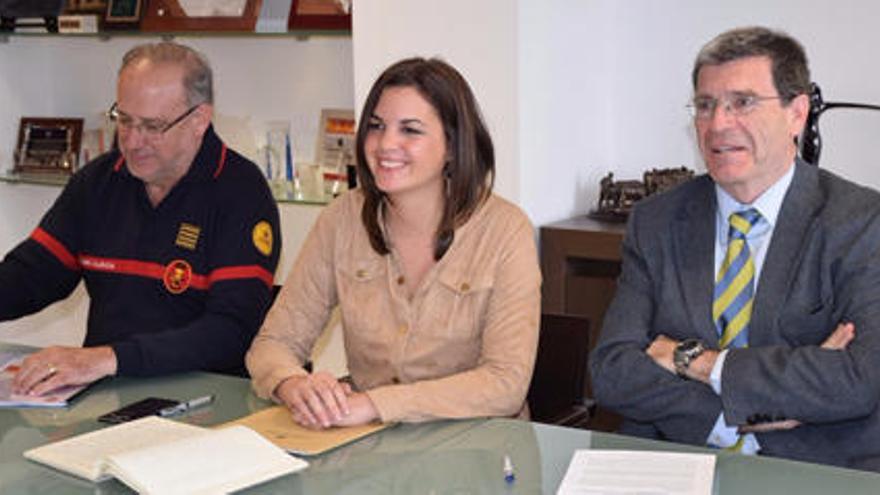 Sandra Gómez y Aurelio Martínez firman el nuevo convenio para el servicio de bomberos.