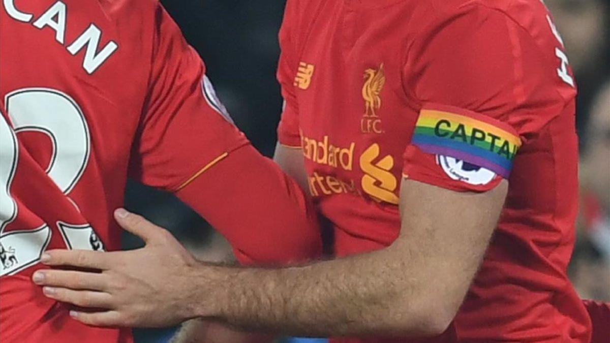 Pese a los mensajes de apoyo, los futbolistas gays en Gran Bretaña siguen teniendo miedo a revelar su condición