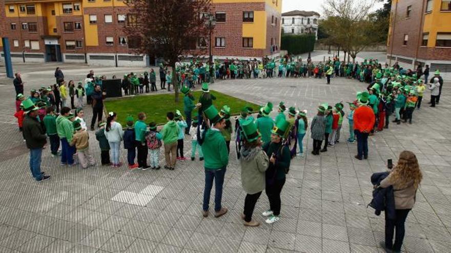 El colegio de Colloto se tiñe de verde para celebrar San Patricio