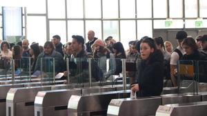 Usuarios de Rodalies en la estación de Sants de Barcelona