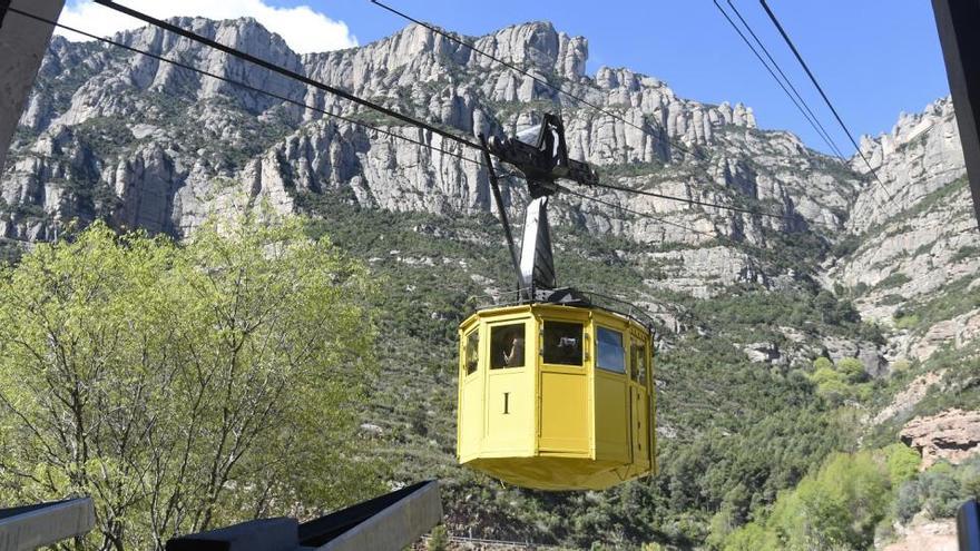 Una de les cistelles de l&#039;aeri arribant a l&#039;estació inferior