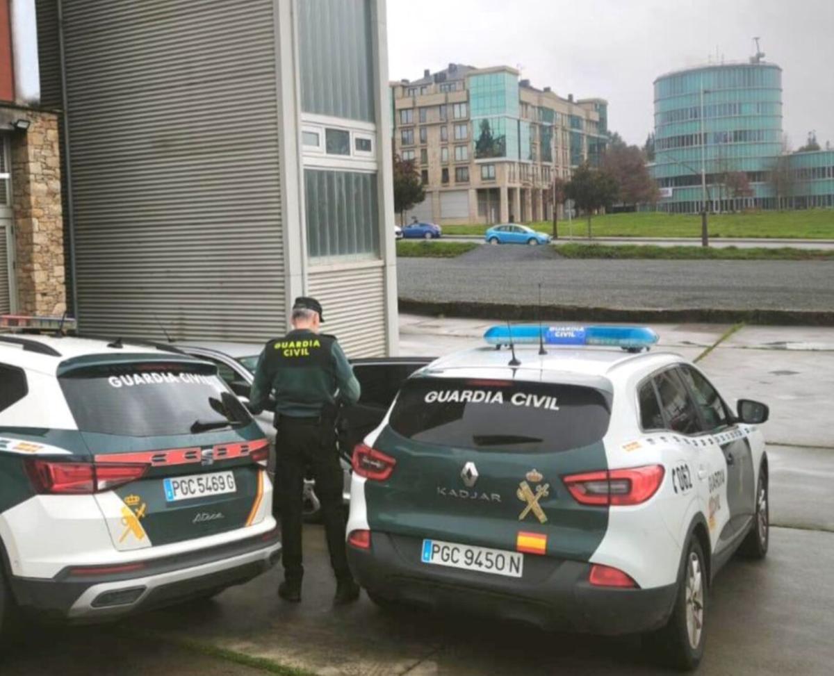 Efectivos de la Guardia Civil, en los juzgados de Lalín. |