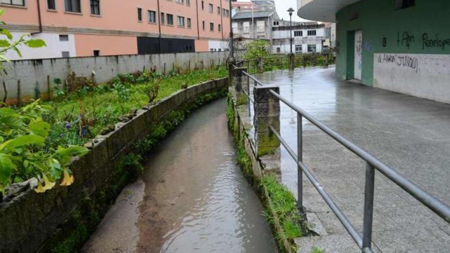 Las aguas del río Bouzós bajando turbias en una imagen reciente. // G.Núñez