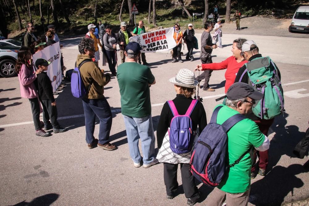 Marcha antimilitarista en la Sierra de Aitana