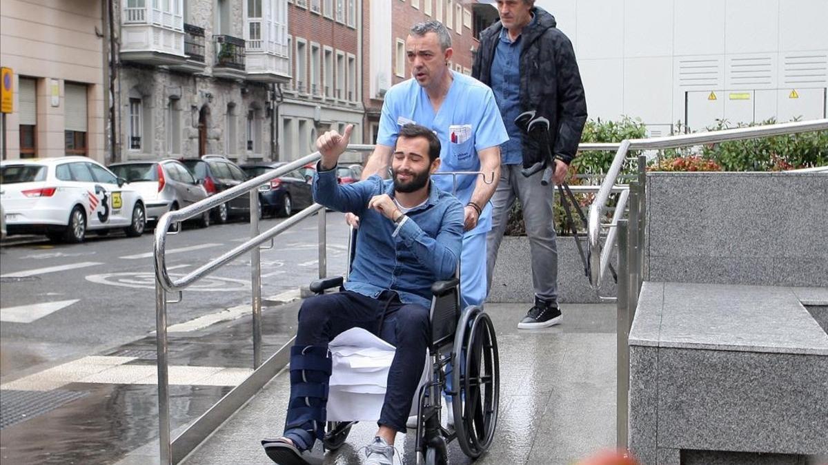 Aleix Vidal sale del hospital de Vitoria para regresar a Barcelona.