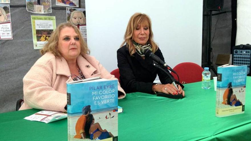 Celestina Mastache, exconcejala de Cultura de Navia, y la escritora Pilar Eyre, en la feria del pasado año.