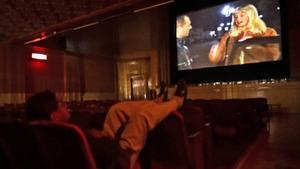 Así fue la inquietante experiencia de visitar el último cine X que queda en España