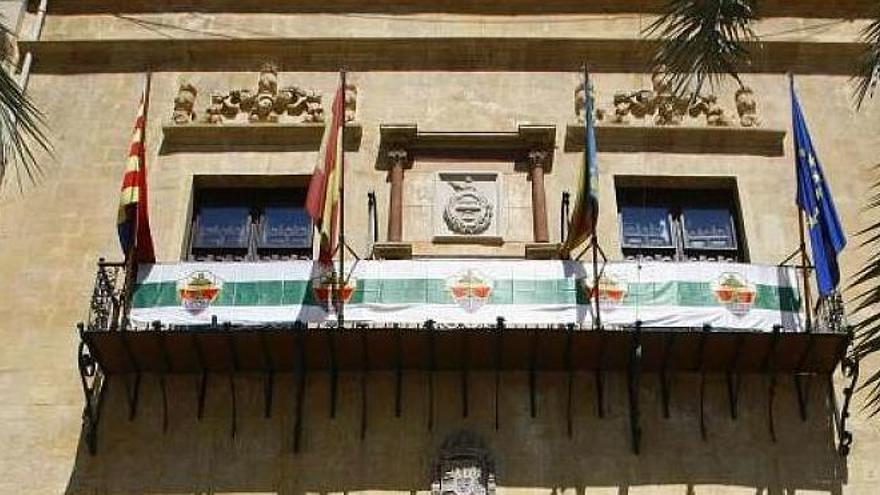 Banderas del Elche en el balcón del Ayuntamiento