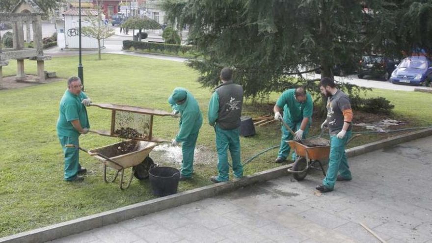 Trabajadores de jardinería del Plan de empleo de la Diputación en el Concello de Moaña. // Santos Álvarez