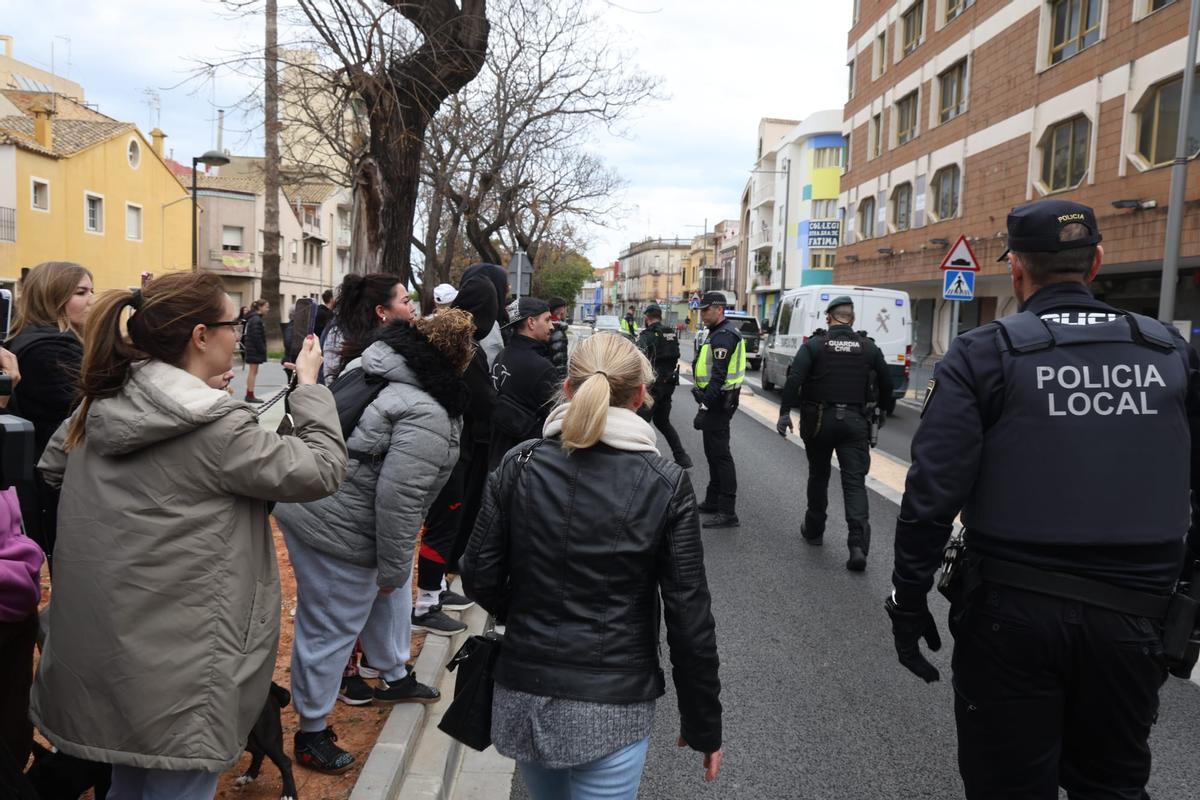Gritos y mucha tensión al pasar el vehículo con el detenido por delante de la casa del niño asesinado en Sueca