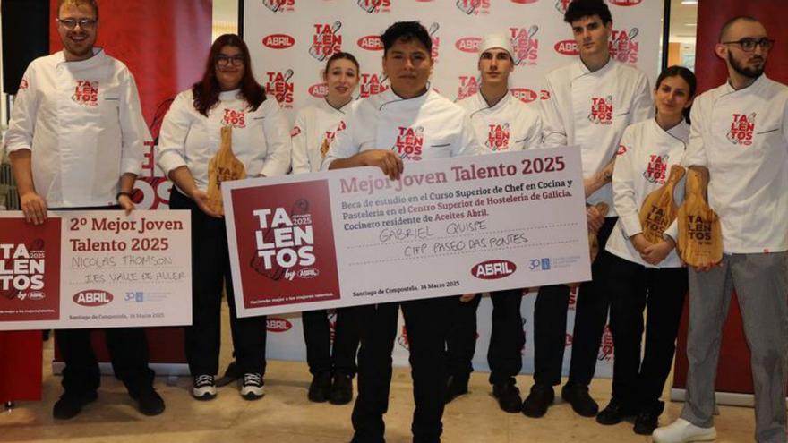 Gabriel Quispe, en primer término, posa con su premio. | LOC