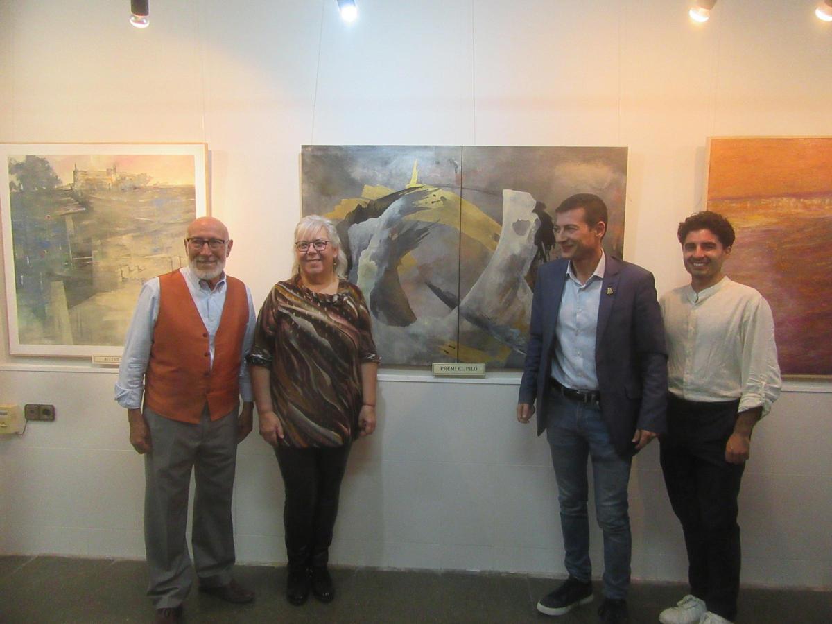 La ganadora del Premio El Piló de 2025 delante su obra.